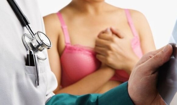 vyšetření lékařem před zvětšením prsou