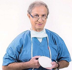 lékař drží implantát pro zvětšení prsou