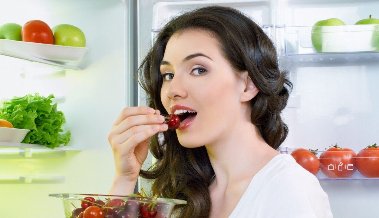 dívka jíst ovoce pro zvětšení prsou