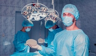 jak se zvětšení prsou provádí pomocí implantátů